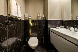 PLAY Seaport Suite Hotel TLV的一间浴室