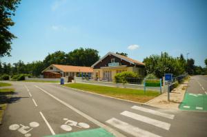 an empty road in front of a house at Hotel Les Pins in Hourtin