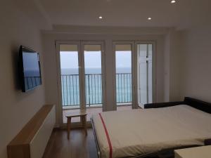 1 dormitorio con cama y vistas al océano en Apartamento en primera linia vistas al mar, en Platja d'Aro