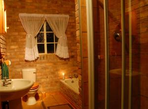 Bathroom sa Thaba Tsweni Lodge & Safaris