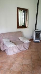 kanapę siedzącą w pokoju z telewizorem w obiekcie Agriturismo cavallin del papa w mieście Capalbio