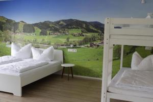 1 dormitorio con litera y vistas a la montaña en Appartment Moltke, en Herbolzheim