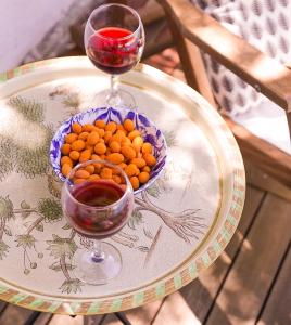 dos copas de vino y un tazón de naranjas en una mesa en Dalyan Holiday Hotel, en Ortaca