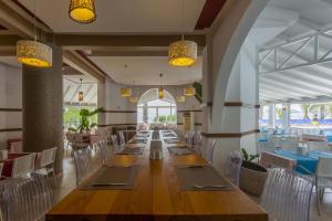 une longue table dans un restaurant avec des chaises dans l'établissement Club Muskebi, à Bodrum City