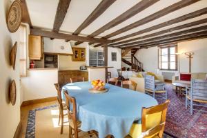 cocina y comedor con mesa azul y sillas en Le Corsaire de Solidor, en Saint-Malo