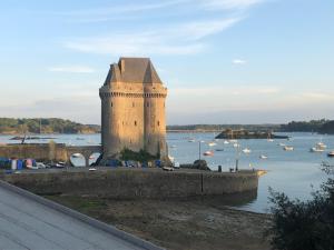 un castillo en medio de un cuerpo de agua en Le Corsaire de Solidor, en Saint-Malo