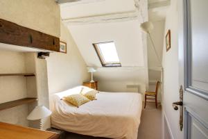 a small bedroom with a bed and a window at Le Corsaire de Solidor in Saint Malo