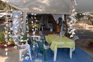 マクリギアロスにあるHotel Camping Agiannisの白いテントの下にテーブルと椅子