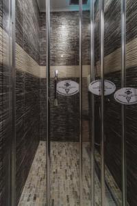 ein Bad mit 2 Waschbecken in der Dusche in der Unterkunft Villa Jadran Apartments in Bar
