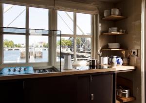 cocina con encimera con ventana y fregadero en SWEETS - Amstelschutsluis, en Ámsterdam