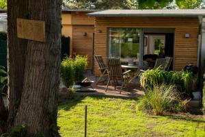 a cabin with a table and chairs on a patio at kleineHauszeit das Ferienhaus am Grimnitzsee in Joachimsthal