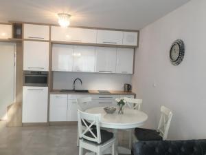 Kuchyňa alebo kuchynka v ubytovaní AMD Apartamenty Bliżej Morza