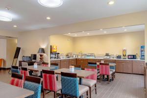 Comfort Inn & Suites and Suites Fredericksburg 레스토랑 또는 맛집