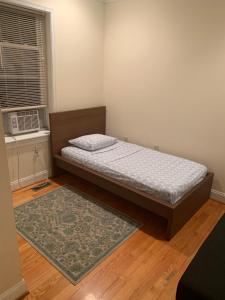 Ένα ή περισσότερα κρεβάτια σε δωμάτιο στο Bloomingdale Beauty near Union Station