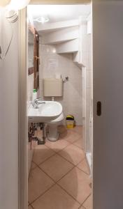 y baño con lavabo y aseo. en In the heart of BIENNALE ac wi-fi, en Venecia