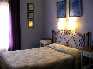 Llit o llits en una habitació de Hotel Prats