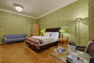 a hotel room with a bed and a table at Apartament Kryształowy in Katowice