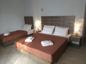 Ein Bett oder Betten in einem Zimmer der Unterkunft Nostos Apartments