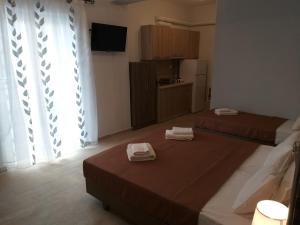 Ein Bett oder Betten in einem Zimmer der Unterkunft Nostos Apartments