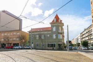 un antiguo edificio con una torre en una calle de la ciudad en São Francisco en Matosinhos