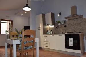 Kuchyň nebo kuchyňský kout v ubytování Domunua holiday house