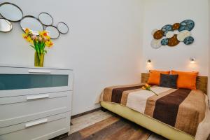 een slaapkamer met een bed en een dressoir bij Heart Apartment with FREE Private Parking in Boedapest
