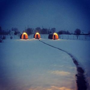 einen schneebedeckten Hof mit zwei Kuppeln mit Licht in der Unterkunft Yellow Plane in Yurov