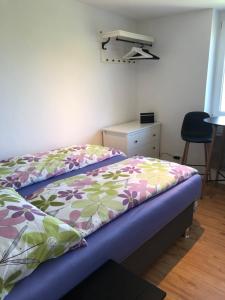 una camera da letto con un letto, una scrivania e una sedia di Castle View Studio a Lubiana