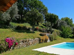 a garden with a swimming pool and flowers at Casas de Alvite in Cerva