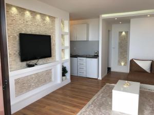 TV a/nebo společenská místnost v ubytování Days Inn Apartments