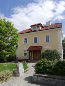 a large yellow house with a red roof at Apartment Heiligenkreuz in Micheldorf in Oberösterreich