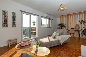 ein Wohnzimmer mit Sofa und Tisch in der Unterkunft Villa Terra in Lagoa + 25 Fotos