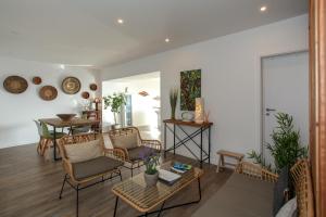a living room with a table and chairs at Villa Terra in Lagoa