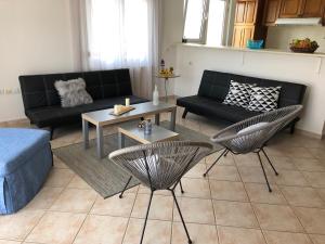 een woonkamer met een bank, een tafel en stoelen bij Casa Dama in Rhodos-stad +23 foto's