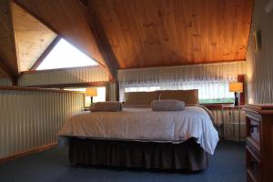 A bed or beds in a room at Lakeside Garden Chalet