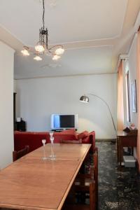 a dining room with a table with two wine glasses on it at casa vacanza Pina in San Trovaso