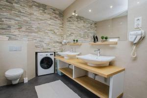 Koupelna v ubytování Apartment in Okrug Gornji with Terrace, Air condition, WIFI, Washing machine (4736-1)