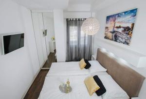Postel nebo postele na pokoji v ubytování Apartment in Okrug Gornji with Terrace, Air condition, WIFI, Washing machine (4736-1) + 28 fotografií