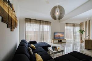 TV a/nebo společenská místnost v ubytování Apartment in Okrug Gornji with Terrace, Air condition, WIFI, Washing machine (4736-1)