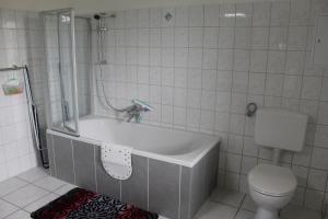 y baño con bañera y aseo. en Großer Stein, en Gevezin