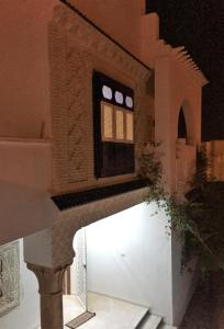 budynek z oknem i białą ścianą w obiekcie Dar Ezzahra w mieście Tauzar
