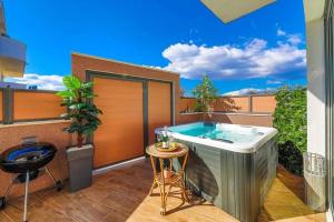 Balkón nebo terasa v ubytování Apartment in Okrug Gornji with Terrace, Air condition, WIFI, Washing machine (4736-1)