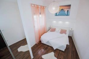 Postel nebo postele na pokoji v ubytování Apartment in Okrug Gornji with Terrace, Air condition, WIFI, Washing machine (4736-1)