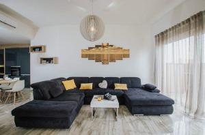 Posezení v ubytování Apartment in Okrug Gornji with Terrace, Air condition, WIFI, Washing machine (4736-1)