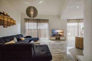 TV a/nebo společenská místnost v ubytování Apartment in Okrug Gornji with Terrace, Air condition, WIFI, Washing machine (4736-1)