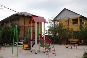Zona de juegos infantil en Гостевой дом "Золотой Огонёк"
