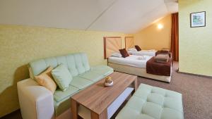 Un pat sau paturi într-o cameră la Peneka Hotel