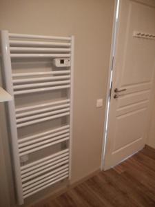 una habitación con un radiador blanco junto a una puerta en L'impératrice, en Eaux-Bonnes