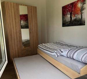 Ruhiges Apartment mit Blick in den Garten في ألسدورف: غرفة نوم بسرير وخزانة ونافذة