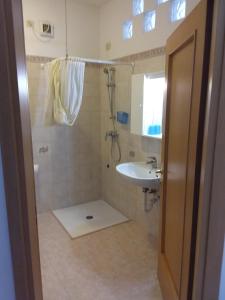 Koupelna v ubytování Residence Cascata Varone